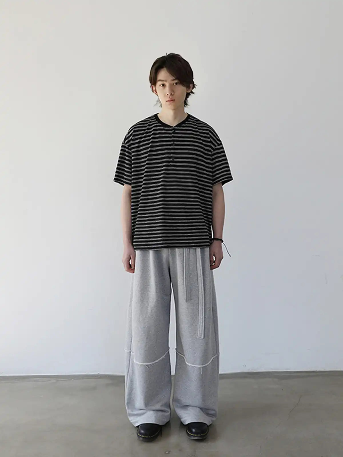 ボタン付きヘンリーネックとストライプ柄が目を引く、ボクシーシルエットのTシャツ