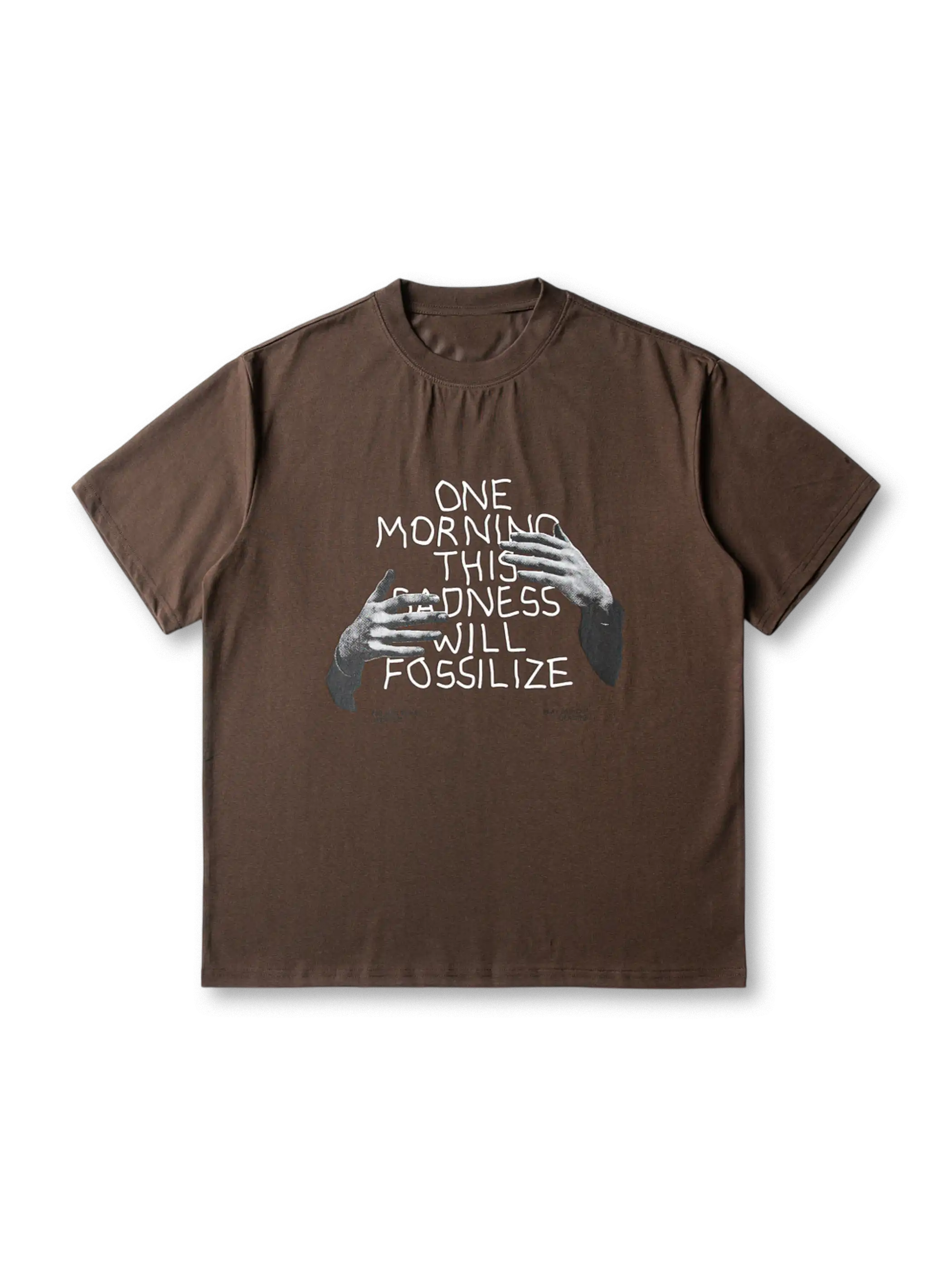 手のモチーフと文字が並ぶフロントプリントTシャツ全体像
