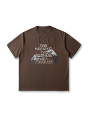 手のモチーフと文字が並ぶフロントプリントTシャツ全体像
