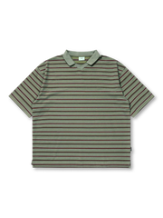 モノトーンのストライプ柄が目を引くポロシャツ、フラットカラーとサイドスリットが特徴的