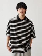 モノトーンのストライプ柄が目を引くポロシャツ、フラットカラーとサイドスリットが特徴的