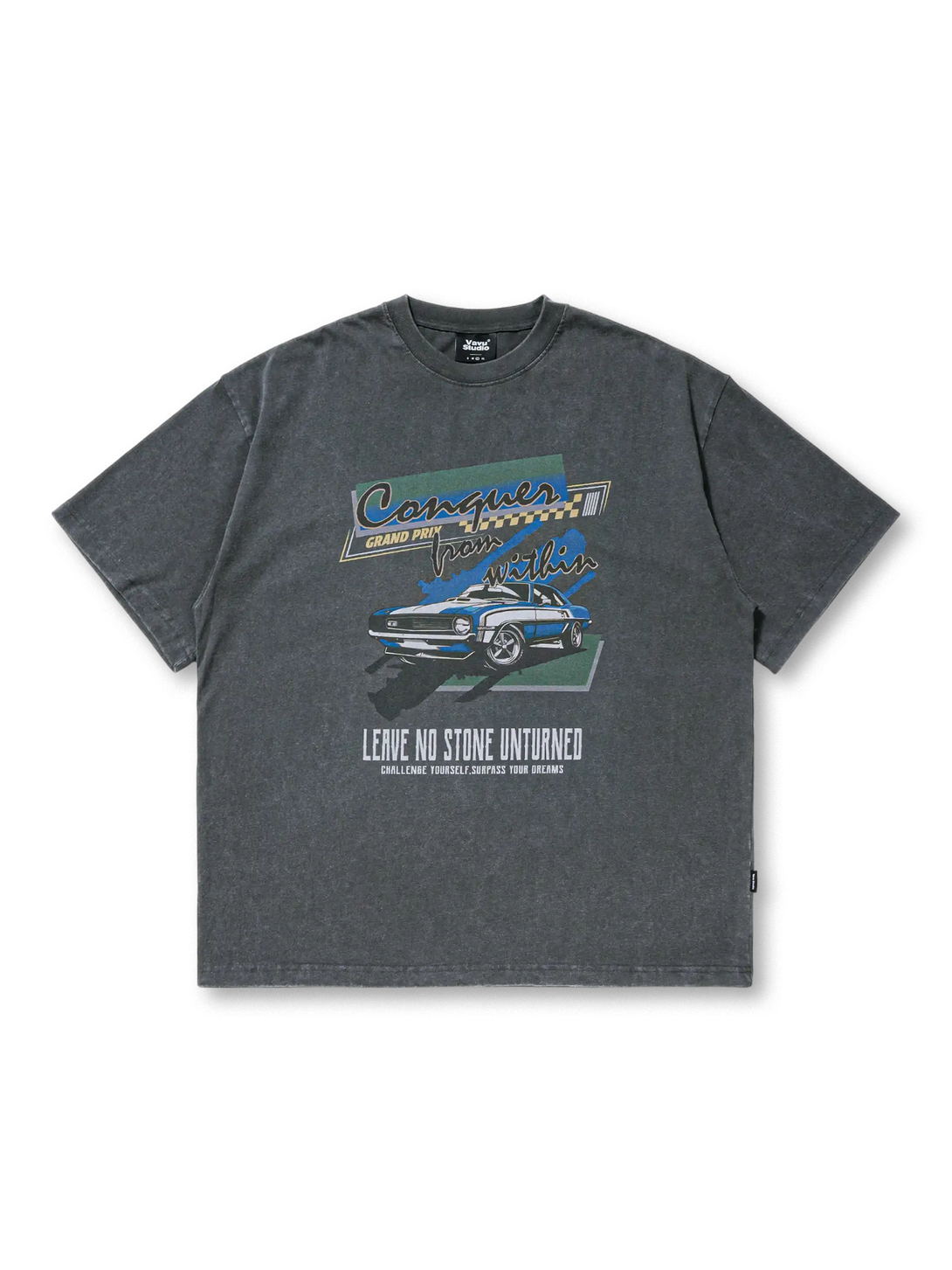 ヴィンテージ風の車プリントが施されたウォッシュ加工のTシャツ