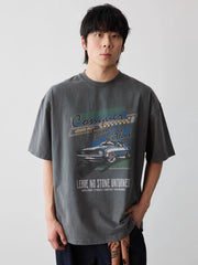 ヴィンテージ風の車プリントが施されたウォッシュ加工のTシャツ