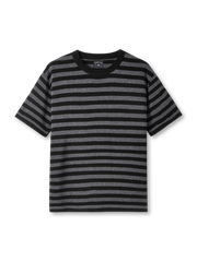 リネンブレンドボーダーニットTシャツの全身ビュー、丸みのあるボーダー柄とリブ編みネックディテールを強調。