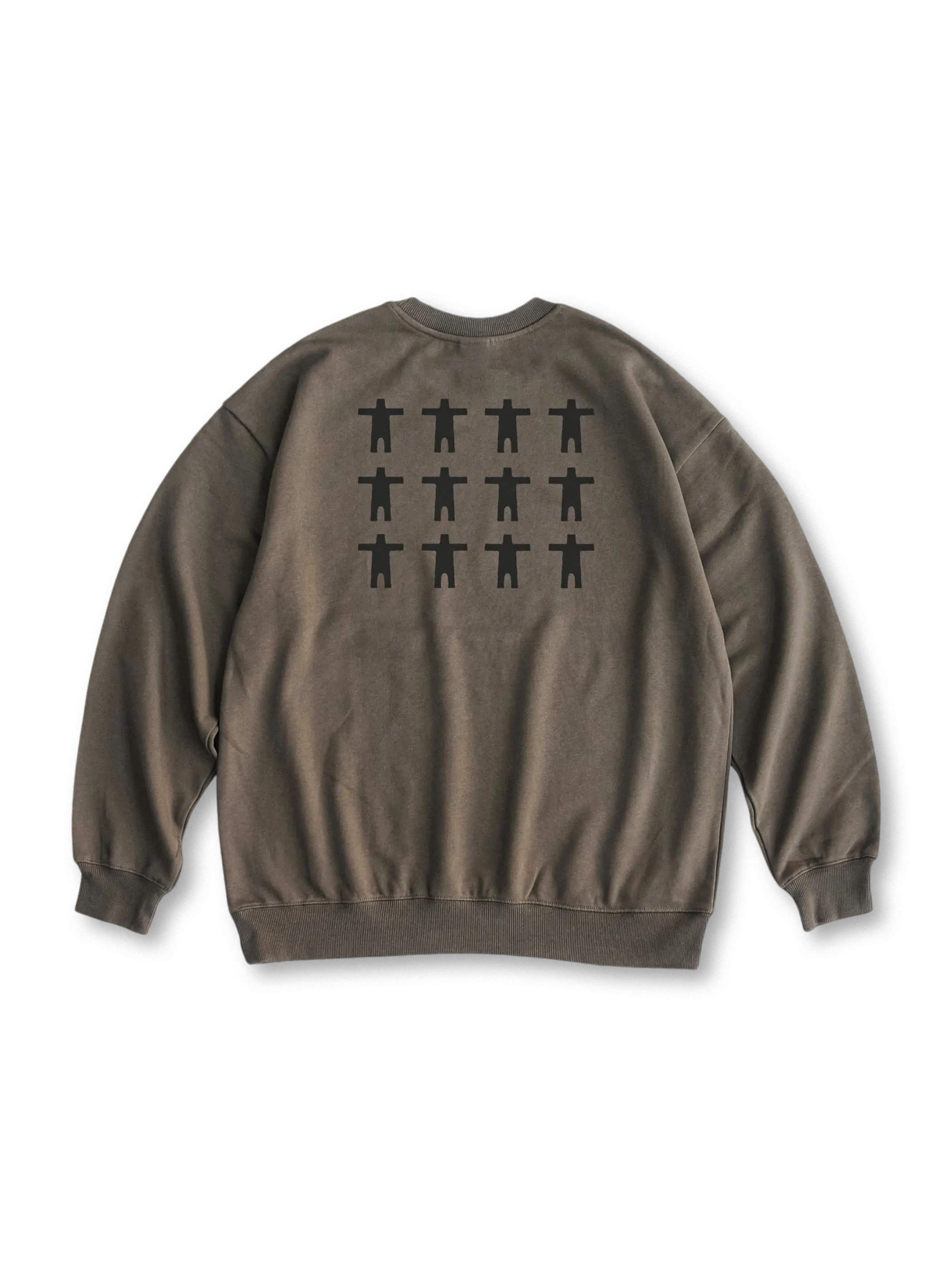 背面に人形が並んだプリントスウェットの全体