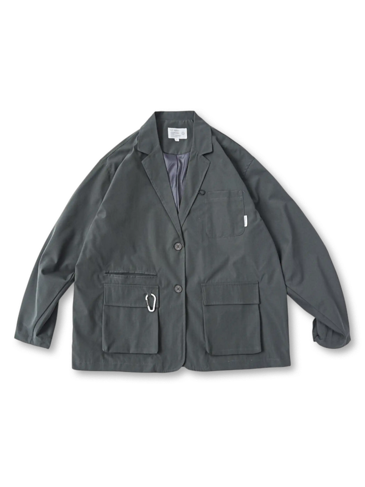 フロントに複数のフラップポケットが配置されたワーク風テーラードジャケット