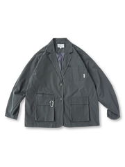 フロントに複数のフラップポケットが配置されたワーク風テーラードジャケット