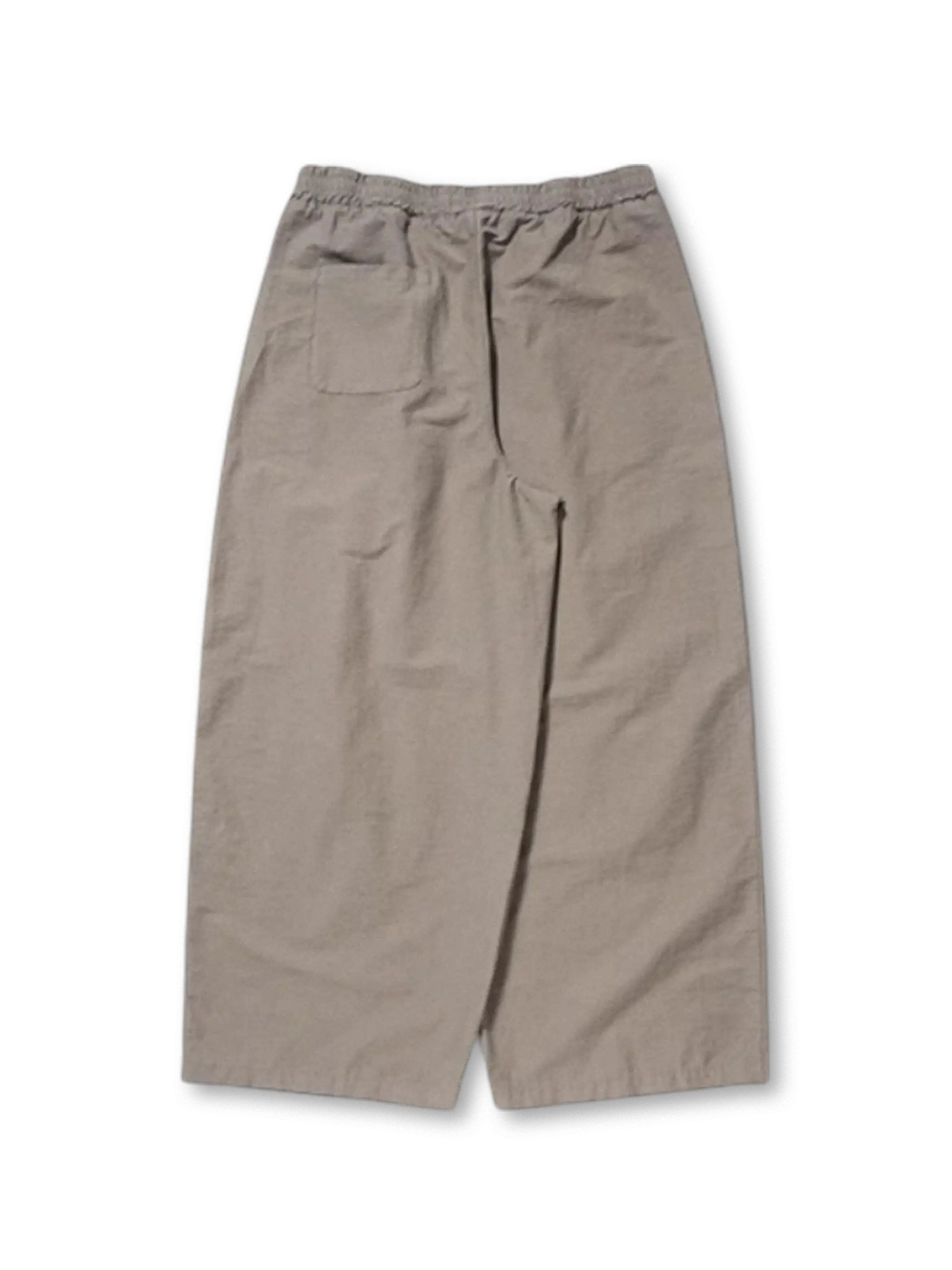 バンブースラブコットン生地で仕立てたワイドパンツ、ウエストにゴムとドローコードが付いている