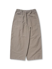 バンブースラブコットン生地で仕立てたワイドパンツ、ウエストにゴムとドローコードが付いている