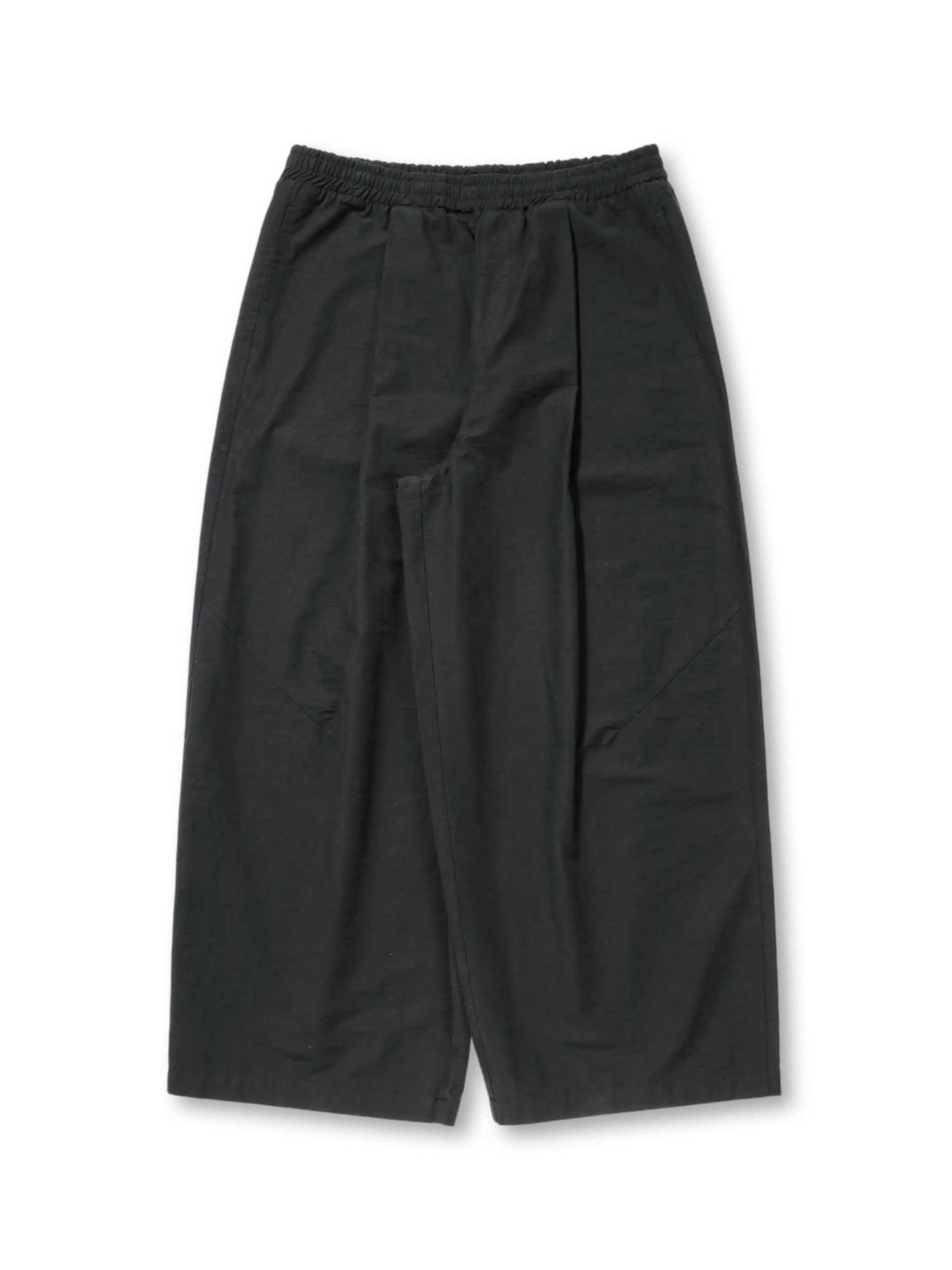 バンブースラブコットン生地で仕立てたワイドパンツ、ウエストにゴムとドローコードが付いている