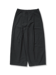 バンブースラブコットン生地で仕立てたワイドパンツ、ウエストにゴムとドローコードが付いている