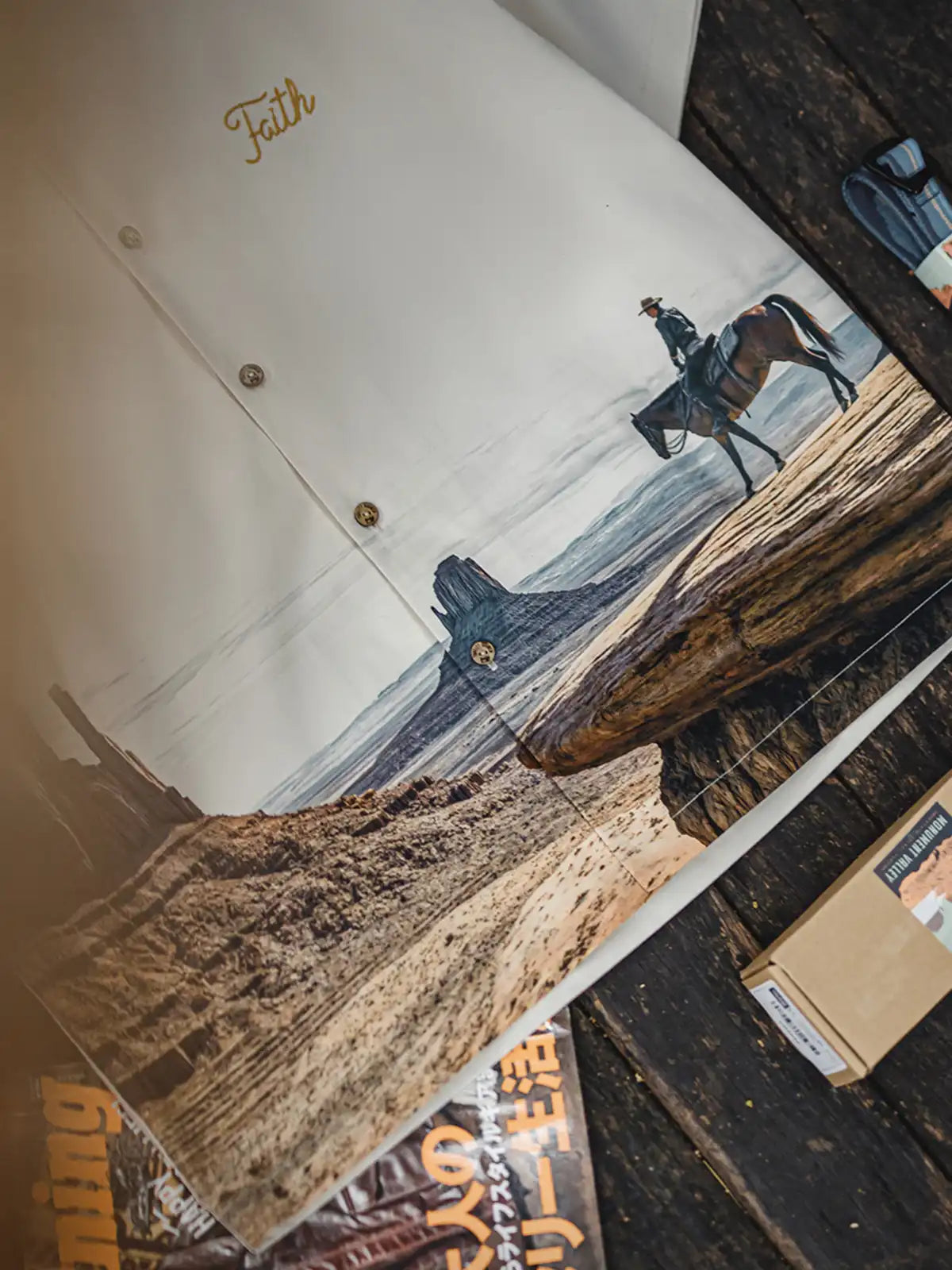 モニュメントバレーの風景と騎馬者がプリントされたキューバシャツ