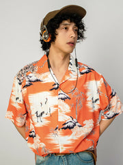 オレンジベースに山林や鳥、虎などが描かれた総柄半袖シャツの前面全体像