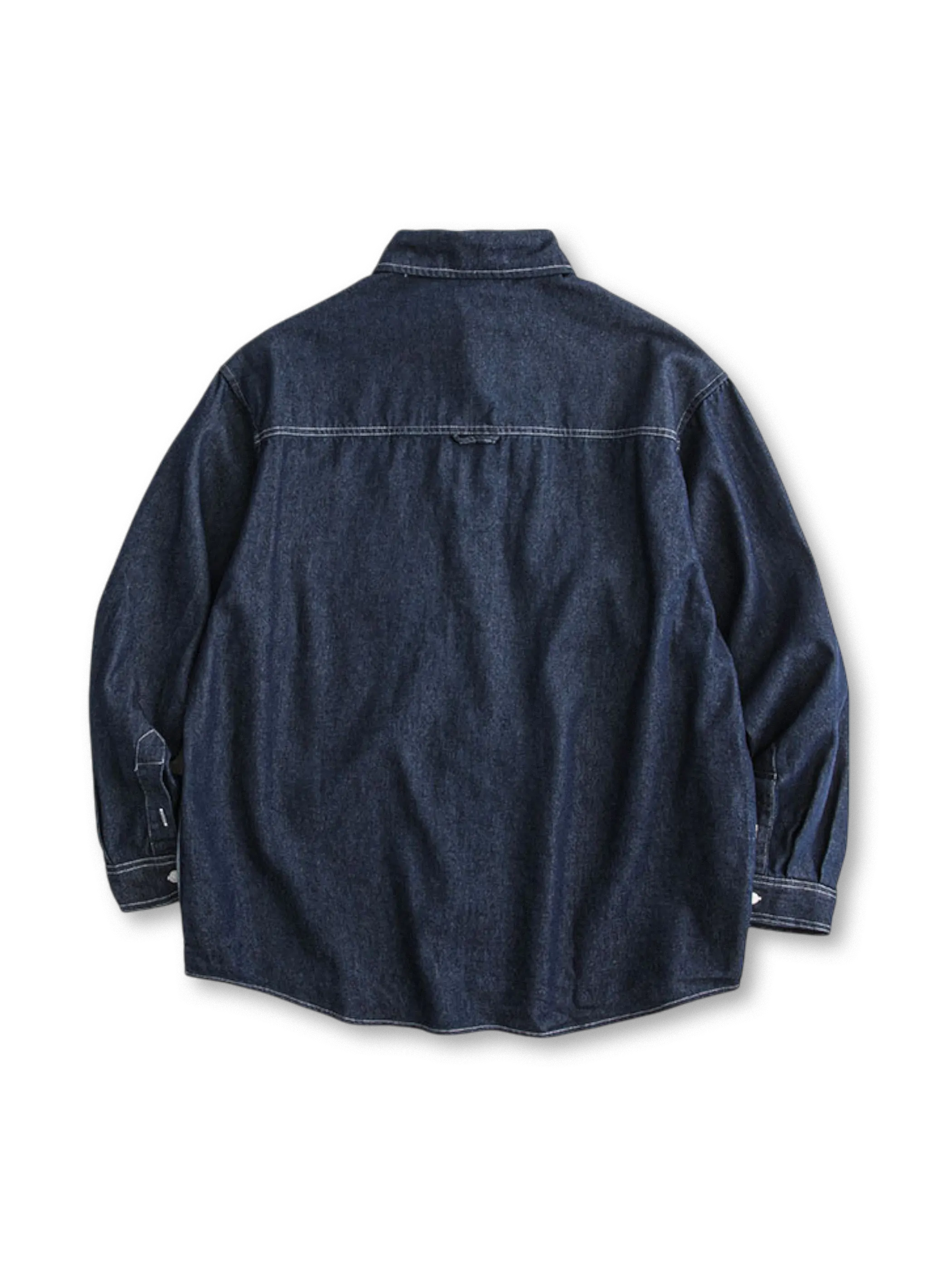 二色に切り替えられたインディゴデニムシャツの全体像