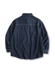 二色に切り替えられたインディゴデニムシャツの全体像