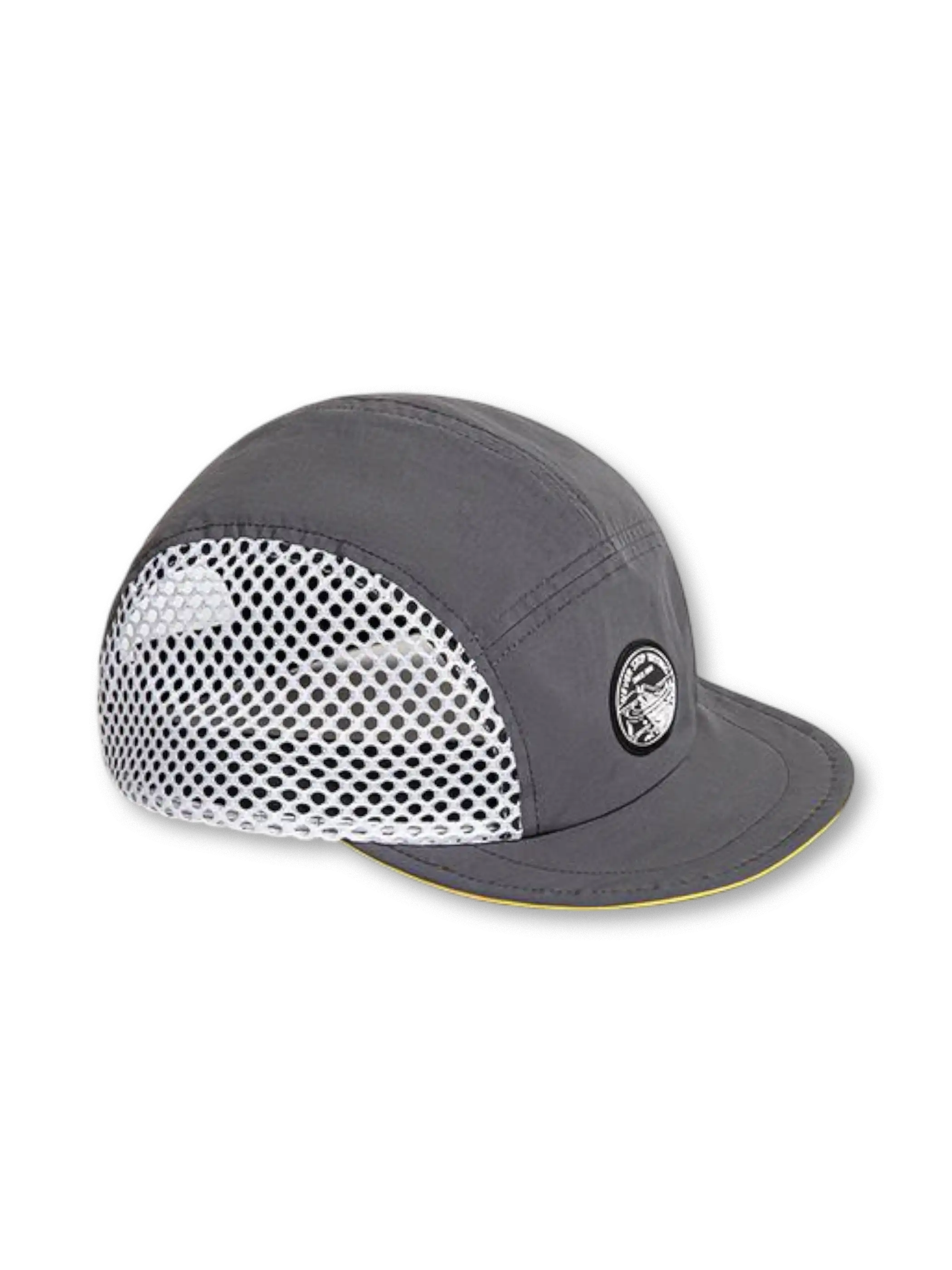 メッシュパネルがサイドに施された5パネルキャップ、フロントにラウンド型のワッペン