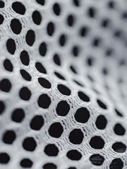 メッシュパネルがサイドに施された5パネルキャップ、フロントにラウンド型のワッペン