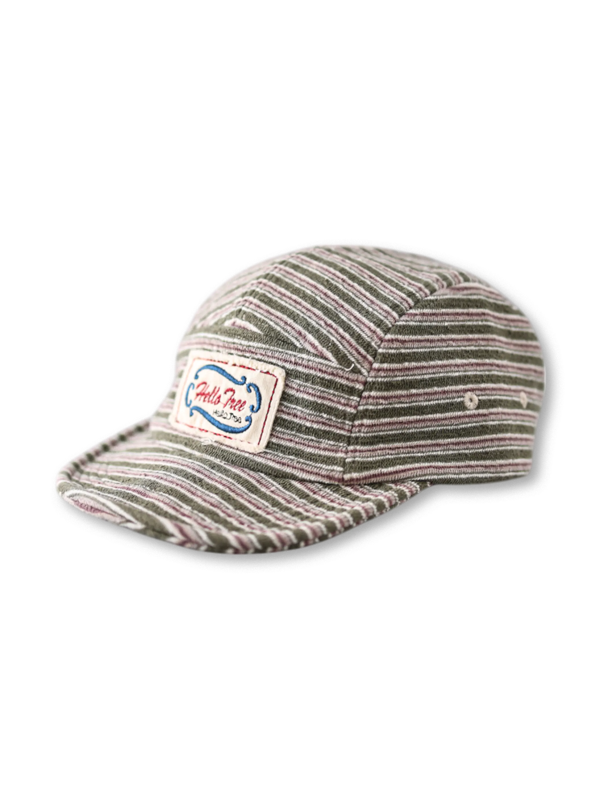 ストライプ平ツバキャップ正面、アルファベット布ラベルのディテール
