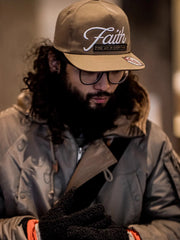 モデルがベースボールキャップを着用し、カジュアルなコーディネートを演出