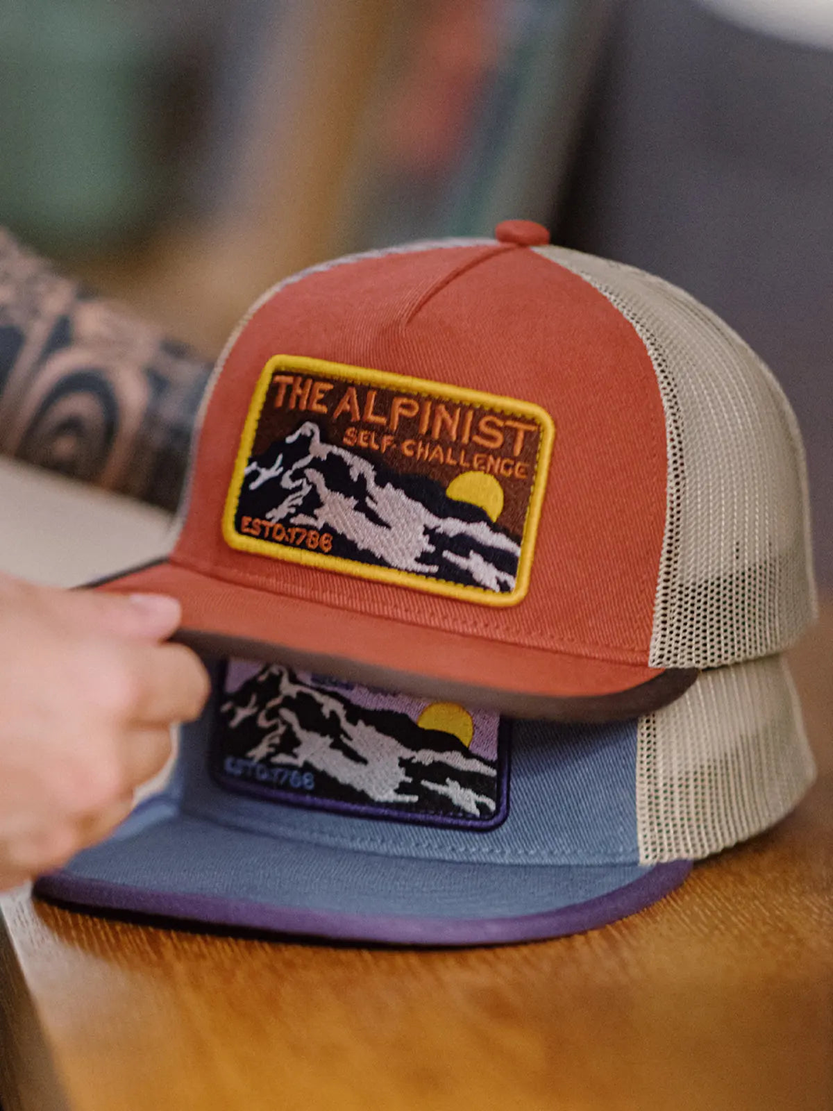 コットンキャンバスのフロントとメッシュパネルが切り替えられた平ツバキャップ