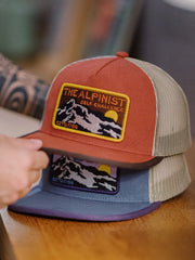 コットンキャンバスのフロントとメッシュパネルが切り替えられた平ツバキャップ