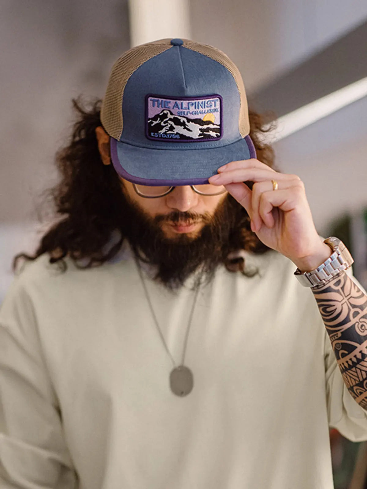 コットンキャンバスのフロントとメッシュパネルが切り替えられた平ツバキャップ