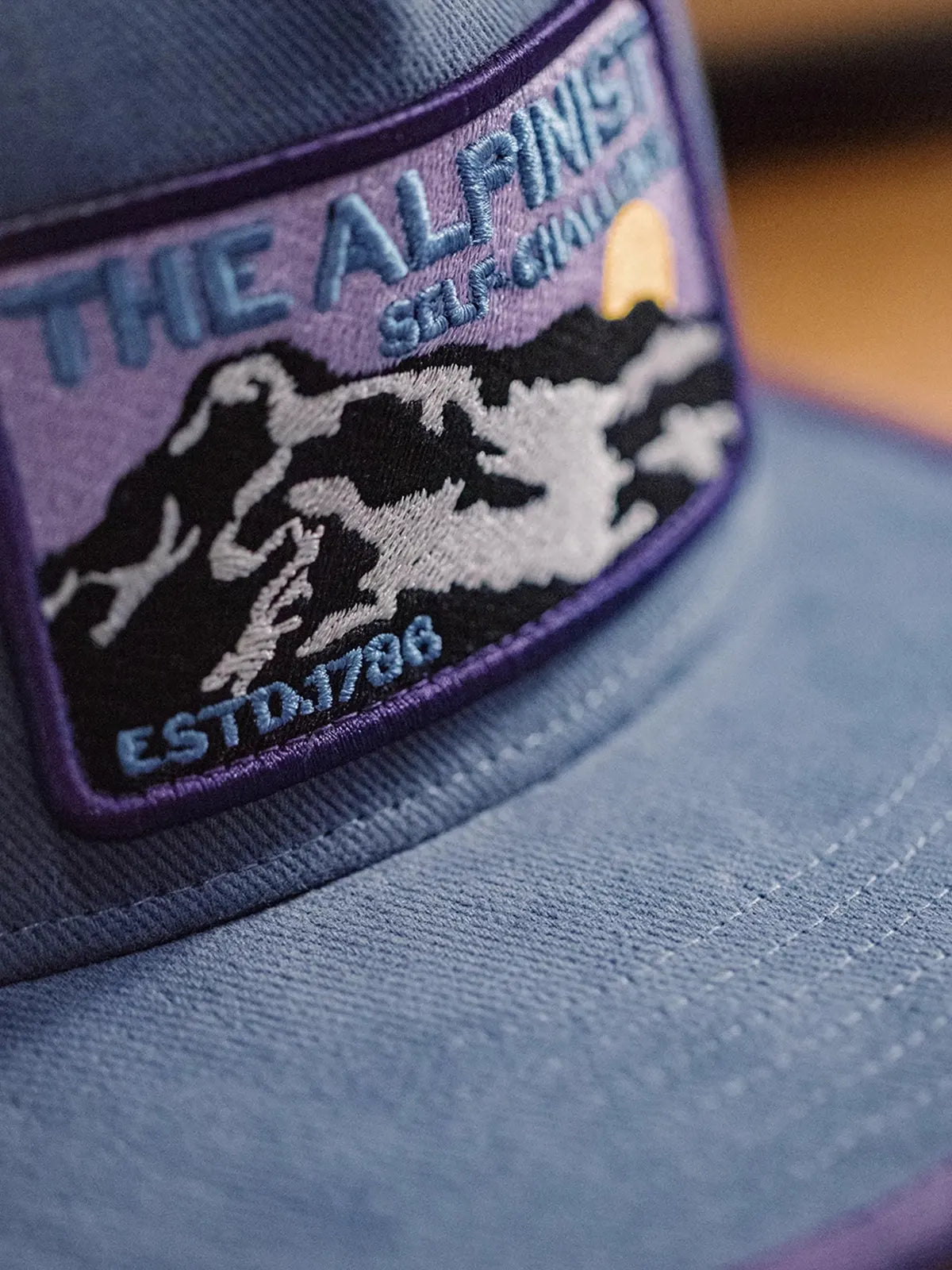 コットンキャンバスのフロントとメッシュパネルが切り替えられた平ツバキャップ