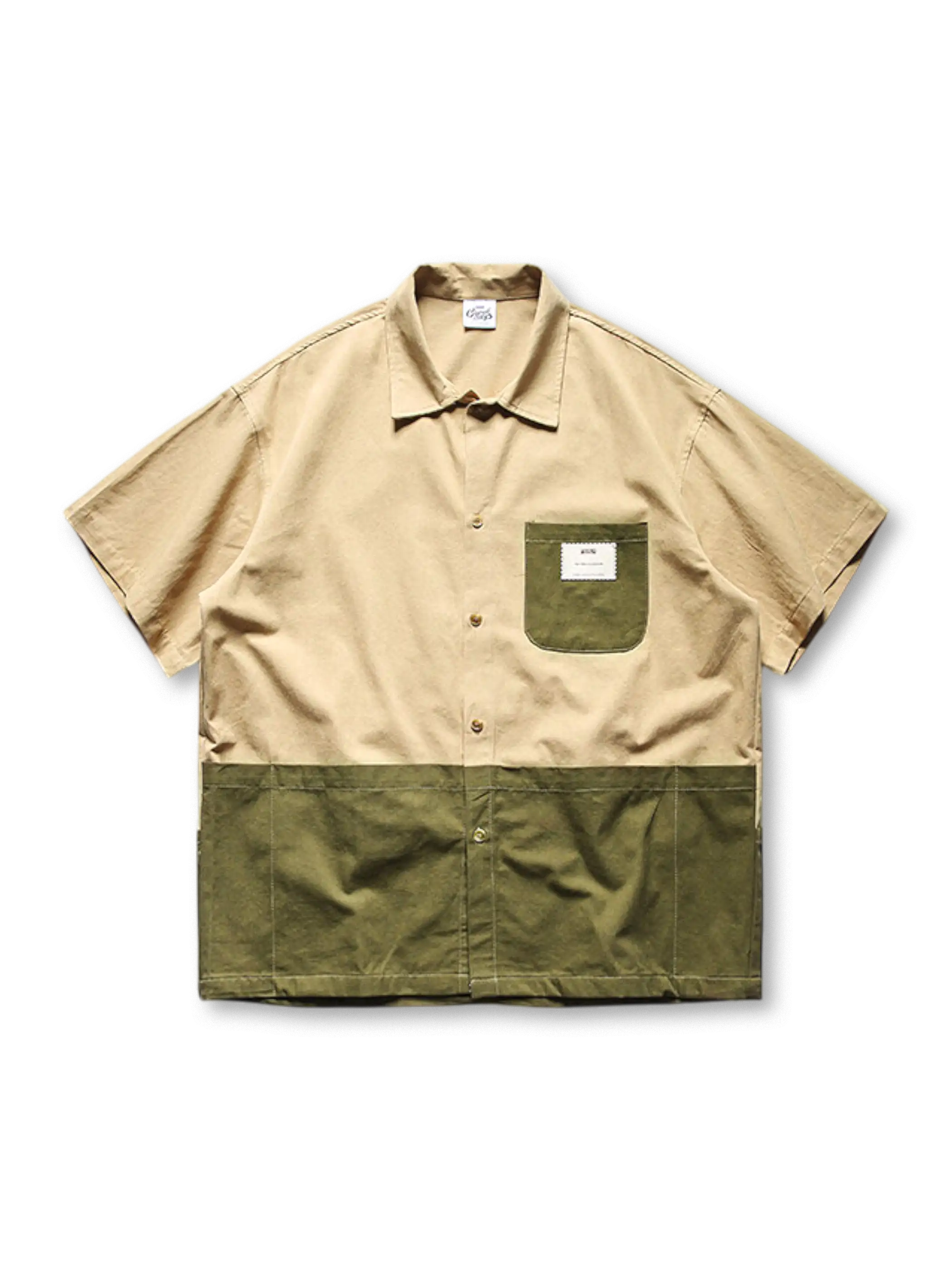 弧形のパネル切り替えが特徴的な半袖シャツ正面全体。襟はシンプルで、胸ポケットとボタンが見える