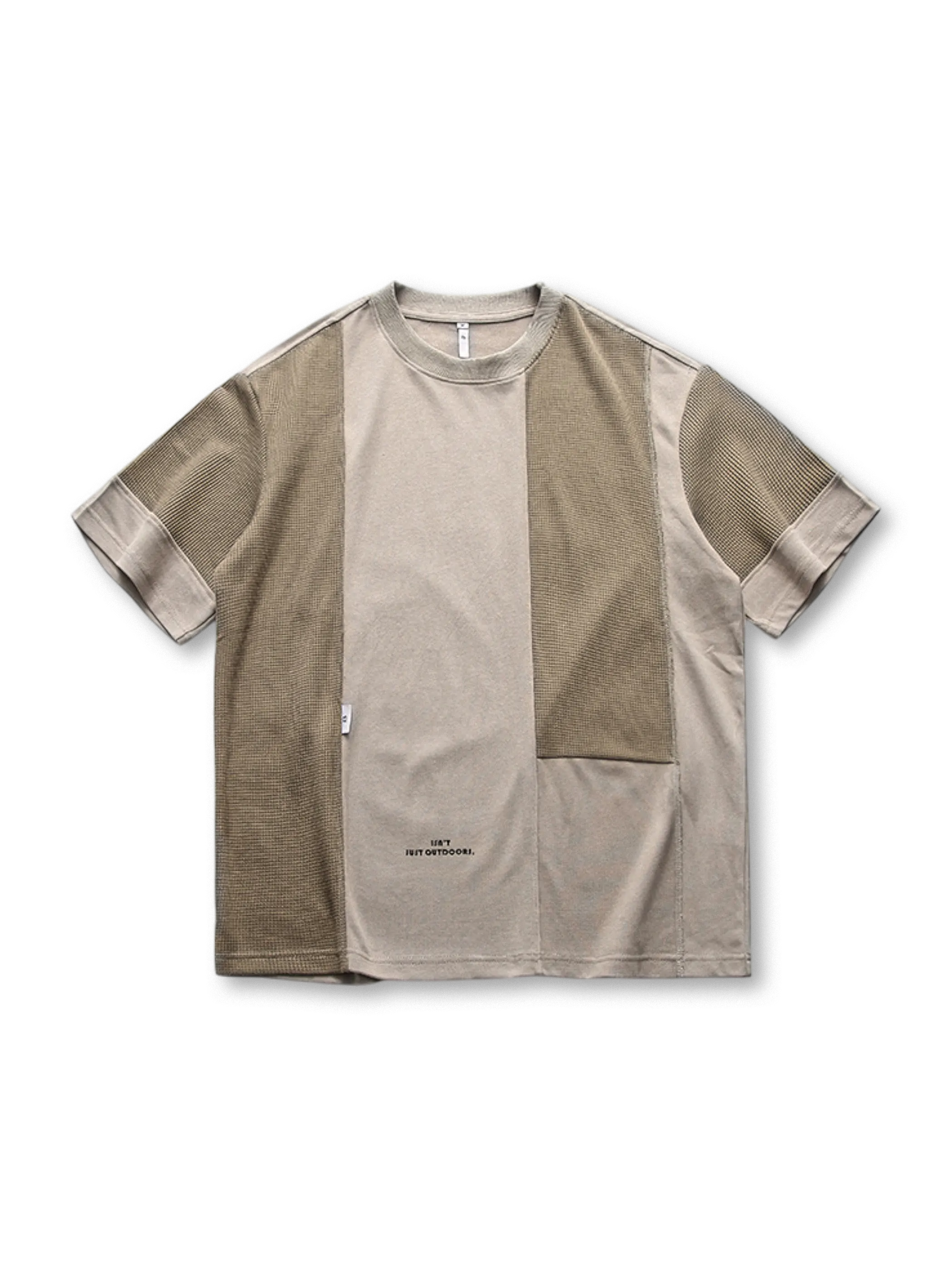 配色パネルが際立つTシャツ全体像