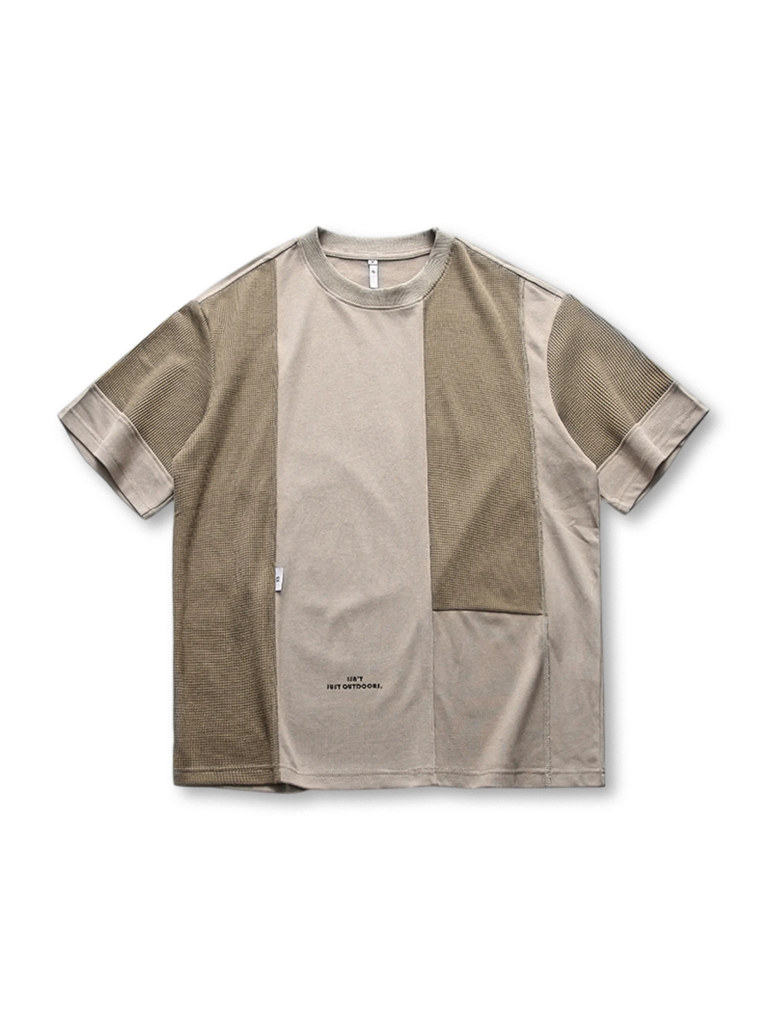 配色パネルが際立つTシャツ全体像