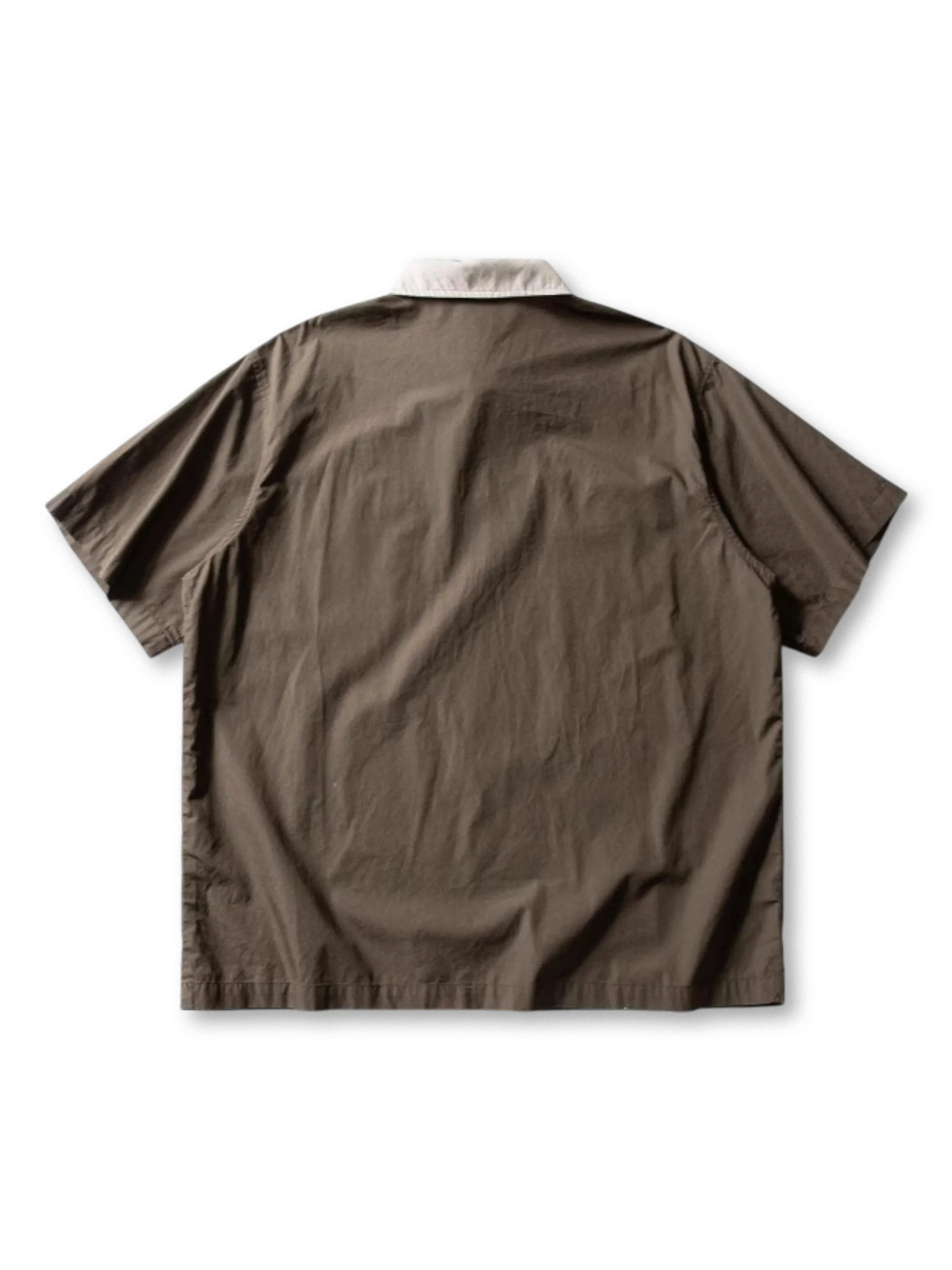 配色ポケットと襟が目を引くカーキのワークポロシャツ正面ビュー
