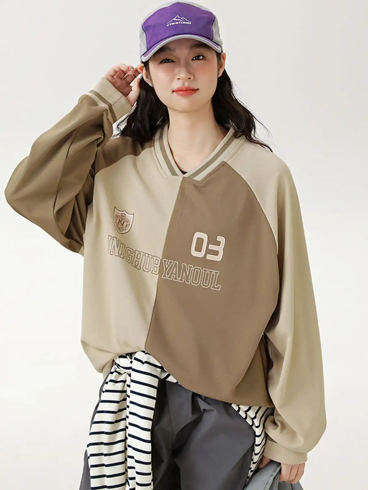 配色Vネック長袖スウェット、胸元ロゴ入り