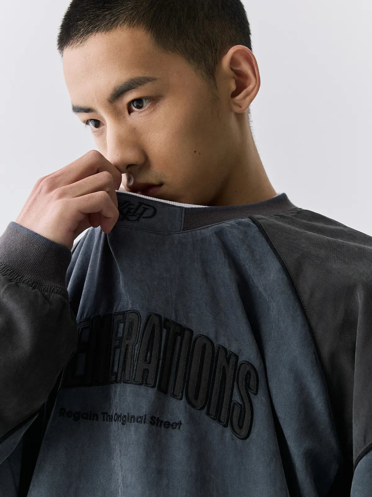 パネル切り替えラグランスウェット、胸元ロゴ入り