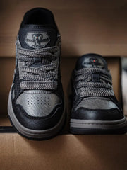 蛇鱗風の型押しアッパーを持つブラックマンバスニーカー
