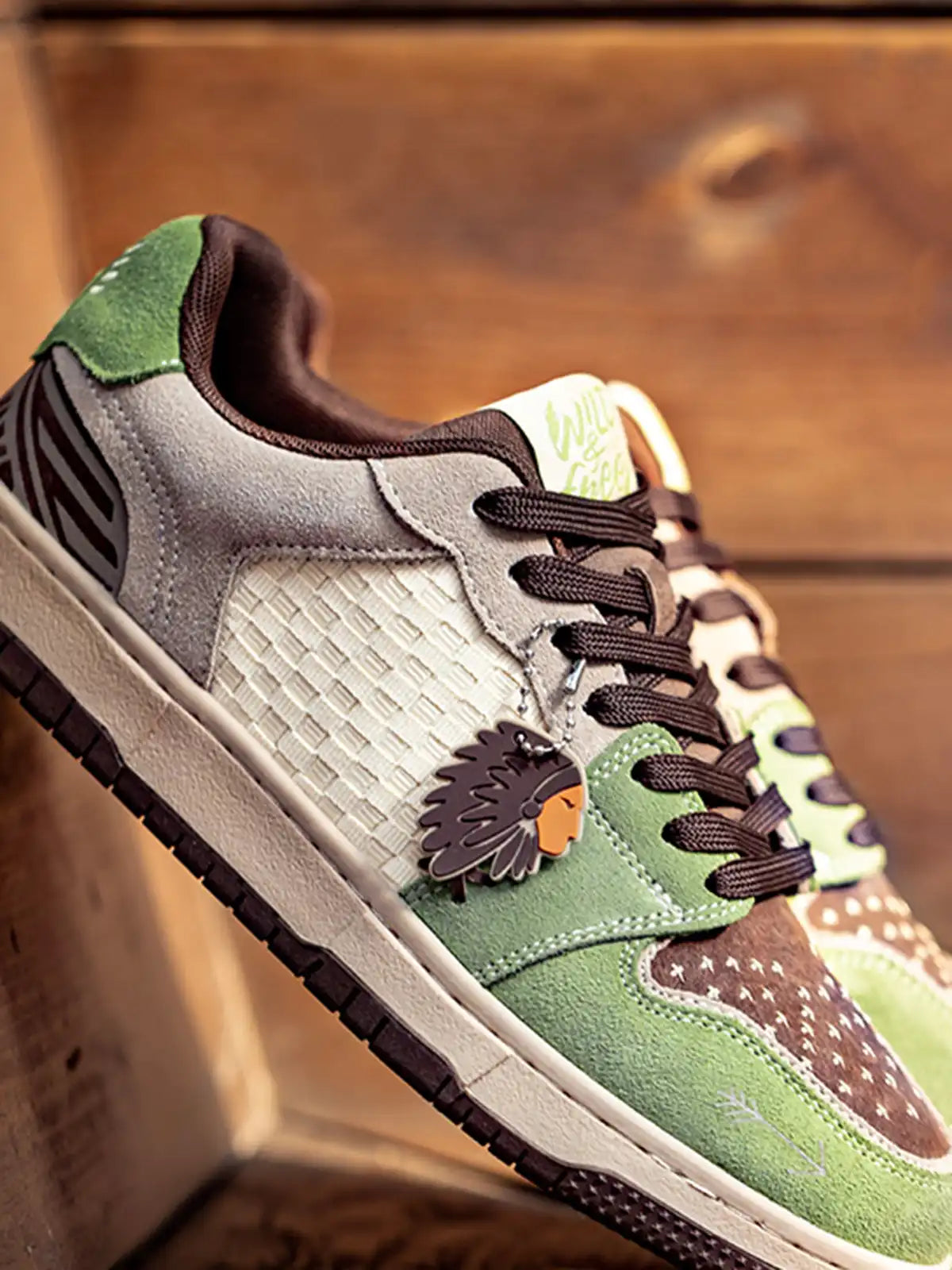 森林系カラーのローカットスニーカー、インディアンモチーフ付き