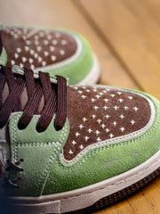 森林系カラーのローカットスニーカー、インディアンモチーフ付き