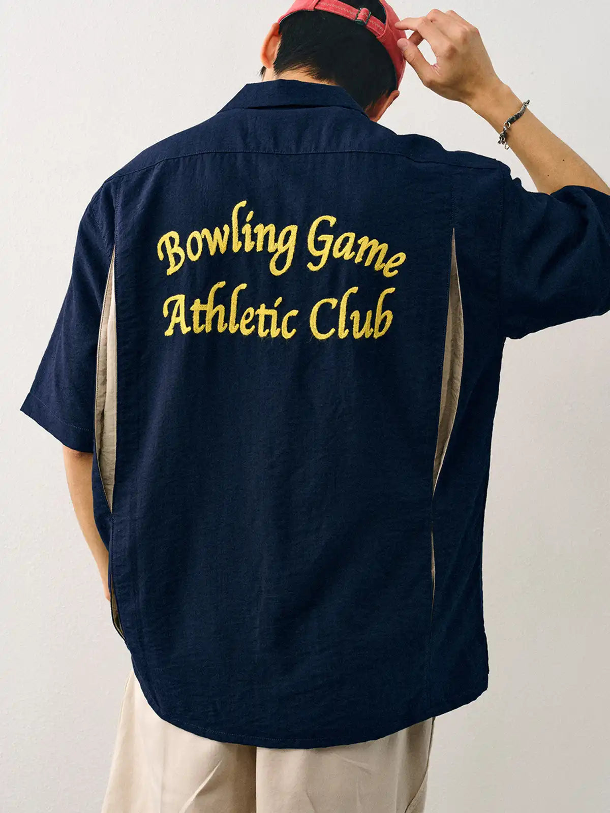 シャツを着用したスタイリング例