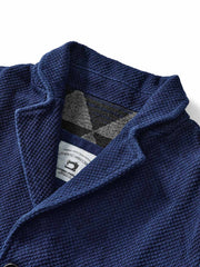 製品画像：
藍染刺子技法と現代的カットが融合した厚手ベスト。深みのあるクラシックなブルーと高品質な素材で作られ、秋冬シーズンにぴったり。

詳細画像：
600gの剣道着刺子生地を使用し、インディゴ染め技術で表現されたクラシックなブルー。実用性とレトロ感を兼ね備えた三つのポケットが便利なデザイン。
