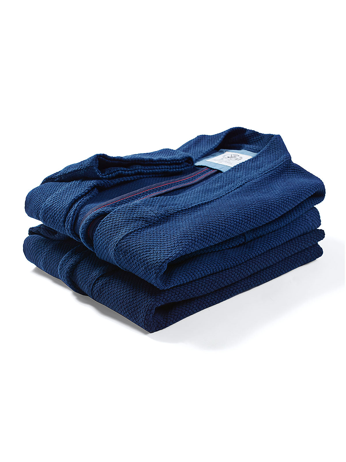 製品画像
伝統的な植物藍染め技法で染め上げられたヘビーウェイトはんてん。しっかりとした粒感のある定織り生地を使用し、耐摩耗性に優れたヴィンテージ感漂うデザイン。インディゴブルーの美しいグラデーション効果が、藍染愛好者に支持される、実用性とデザイン性を兼ね備えたアイテム。

詳細画像
15オンスのヘビーウェイト定織り生地を使用したこのはんてんは、耐摩耗性が高く、しっかりとした粒感が特徴。伝統的な藍染め技法で染め上げたインディゴブルーは、18回の手作業で染め上げられ、5日から7日をかけて色合いが豊かに仕上げられています。ヴィンテージ感あふれる質感が特徴の一品。
