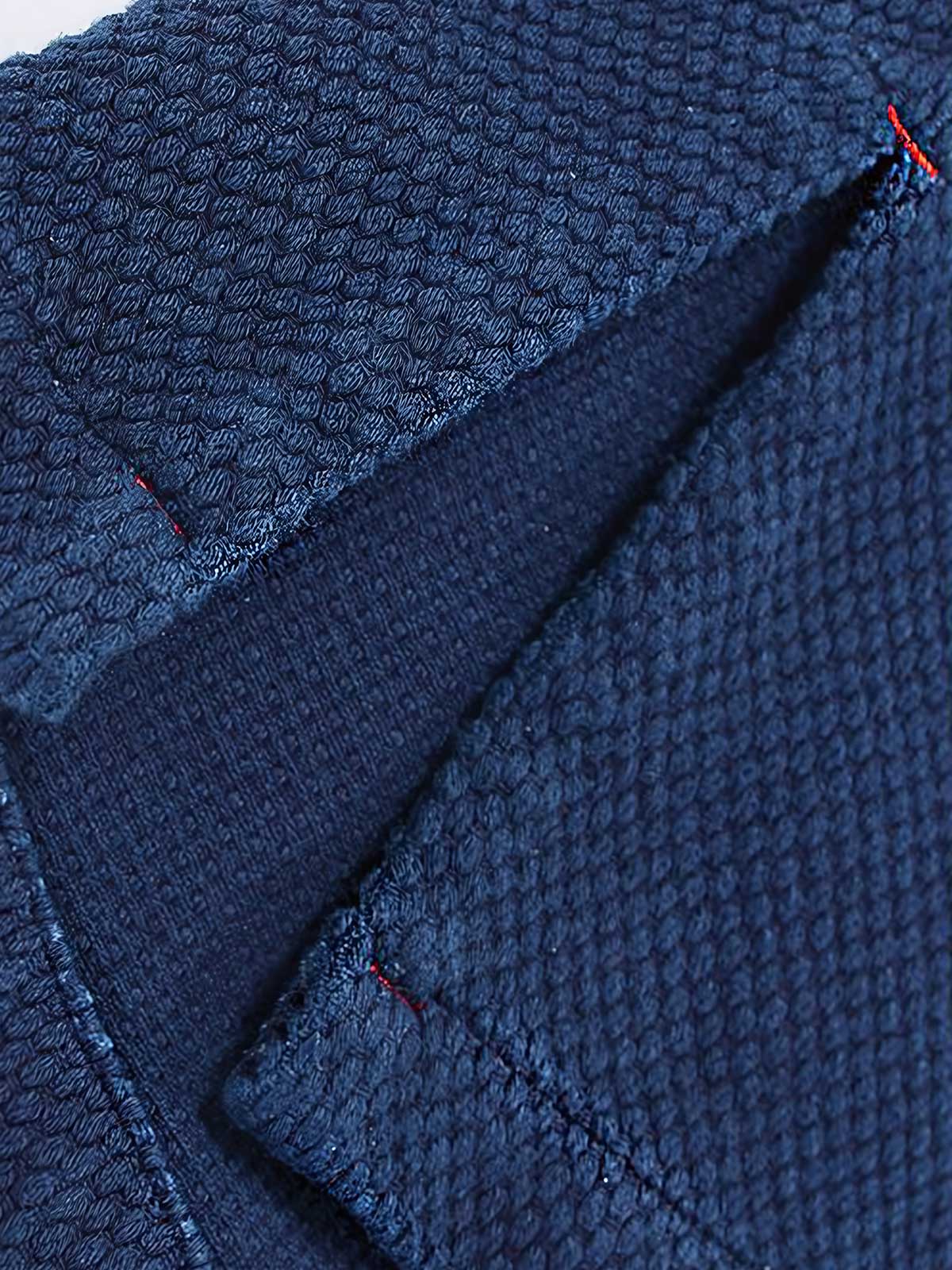 製品画像
伝統的な植物藍染め技法で染め上げられたヘビーウェイトはんてん。しっかりとした粒感のある定織り生地を使用し、耐摩耗性に優れたヴィンテージ感漂うデザイン。インディゴブルーの美しいグラデーション効果が、藍染愛好者に支持される、実用性とデザイン性を兼ね備えたアイテム。

詳細画像
15オンスのヘビーウェイト定織り生地を使用したこのはんてんは、耐摩耗性が高く、しっかりとした粒感が特徴。伝統的な藍染め技法で染め上げたインディゴブルーは、18回の手作業で染め上げられ、5日から7日をかけて色合いが豊かに仕上げられています。ヴィンテージ感あふれる質感が特徴の一品。
