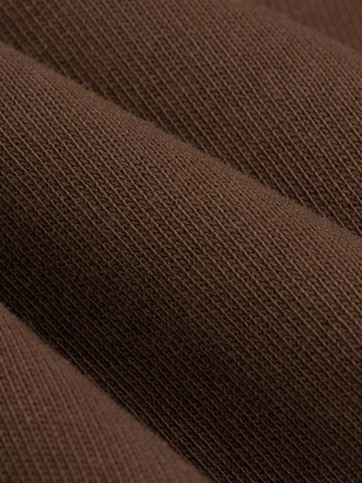 詳細画像: ブラウンのショートスリーブTシャツのネックラインと袖口の配色ディテール特写。