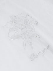 詳細画像: Tシャツの胸元の刺繍花柄のディテール