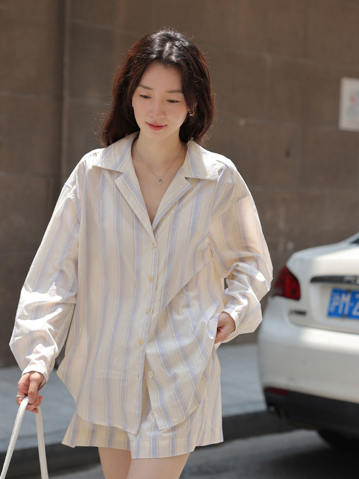 モデル画像: モデルがストライプセットアップを着用している様子。