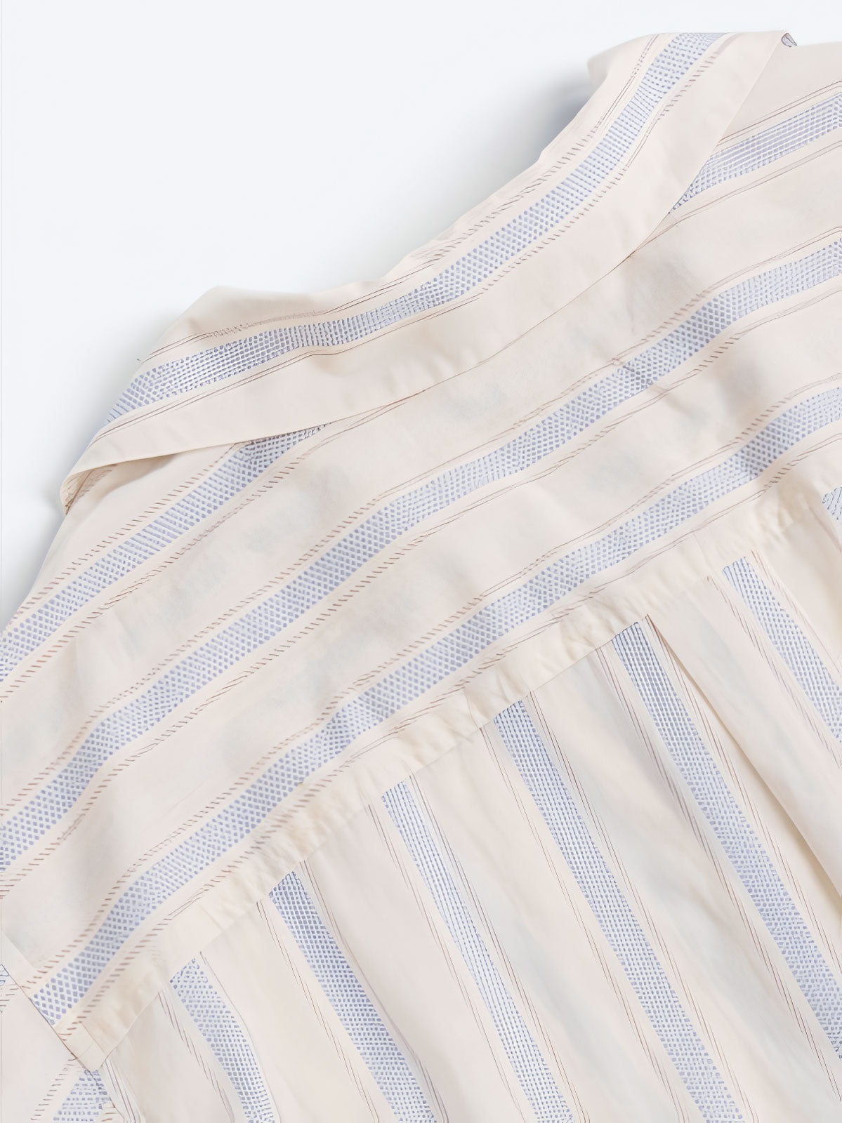 詳細画像: ストライプセットアップの詳細図。ピークドラペルデザインとワイドレッグショートパンツのゴムウエストデザインを展示。