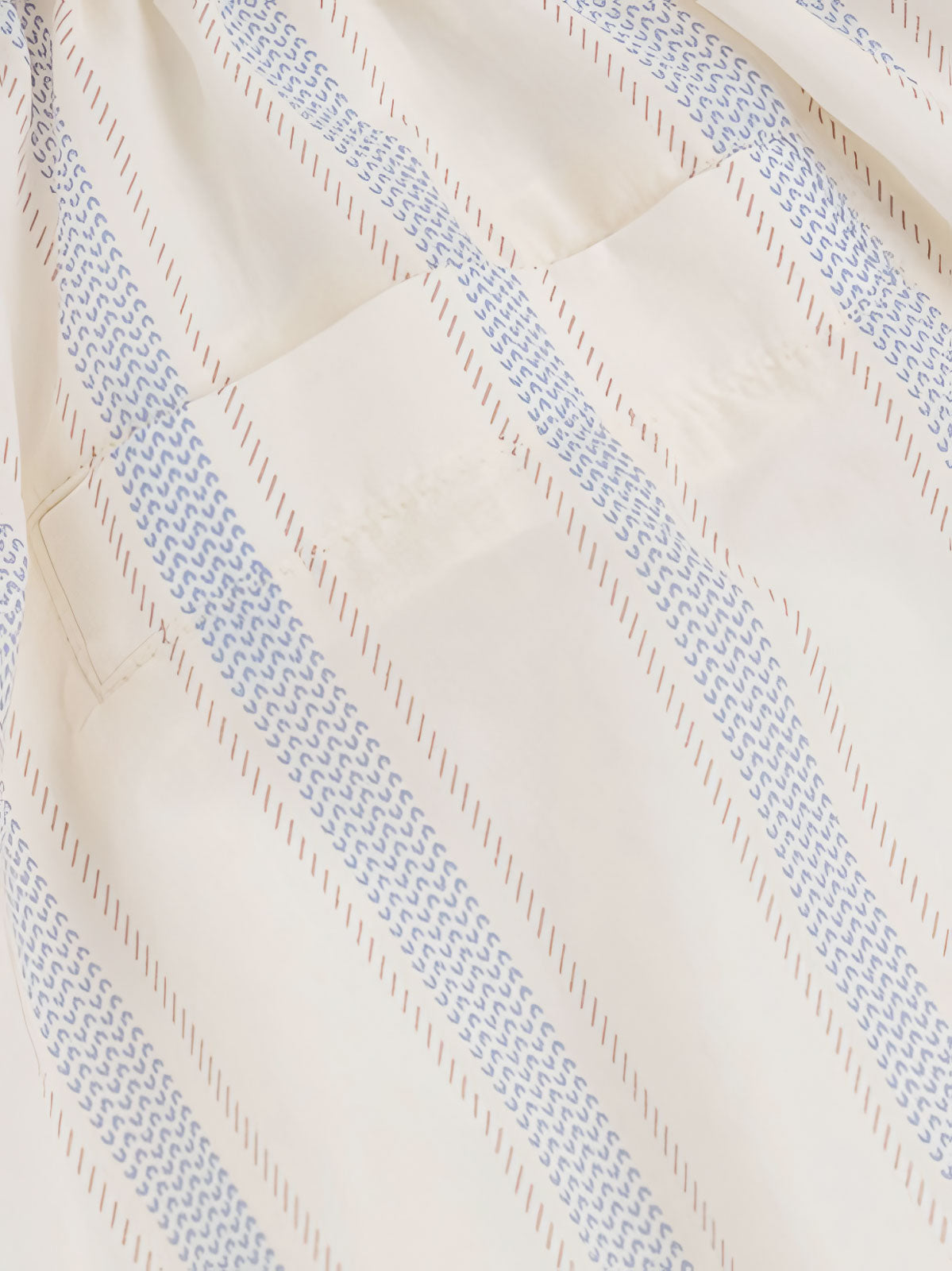 詳細画像: ストライプセットアップの詳細図。ピークドラペルデザインとワイドレッグショートパンツのゴムウエストデザインを展示。