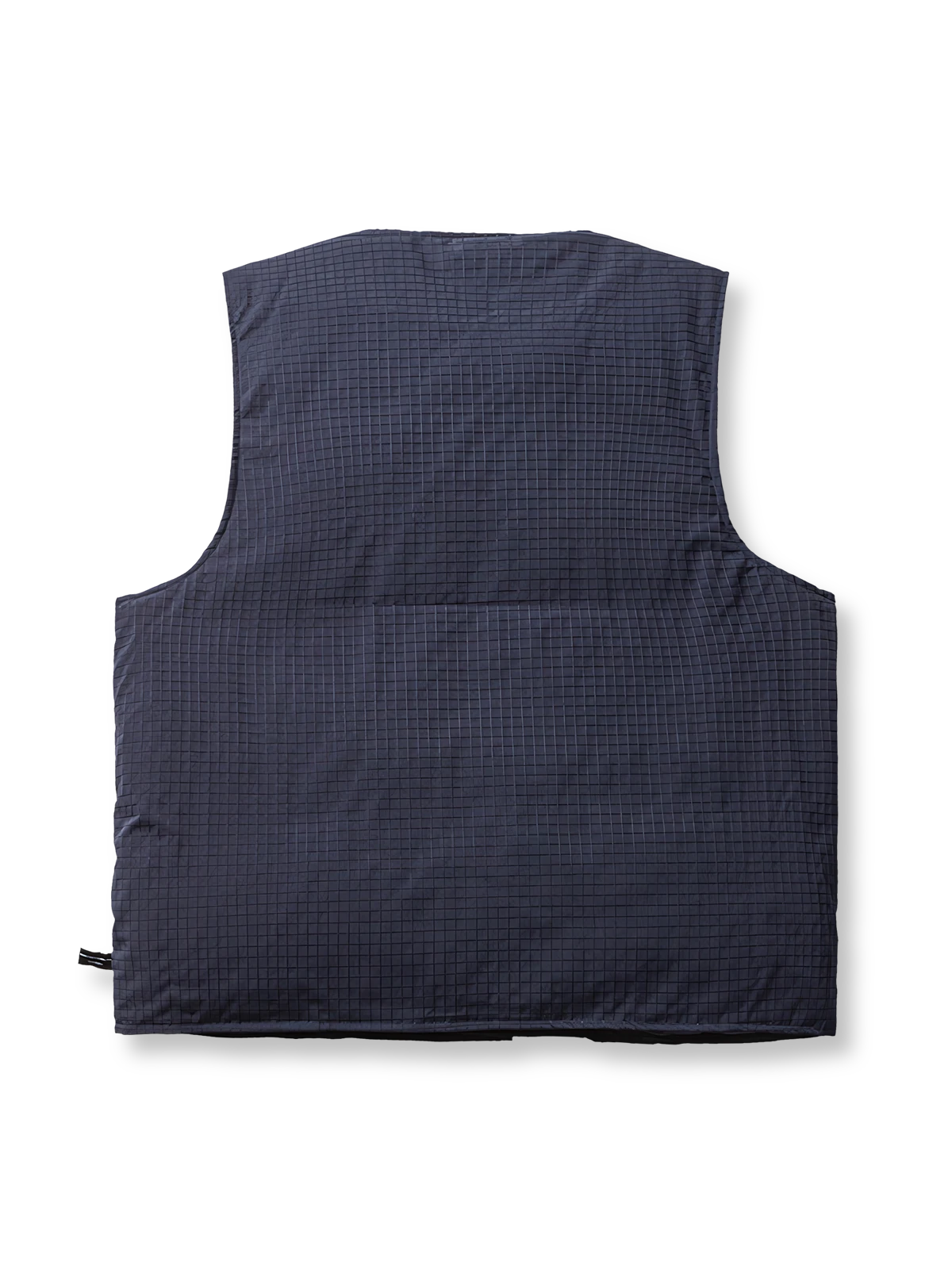 製品画像：90%ホワイトダックダウン使用のワークダウンベスト、優れた保温性と防水・防風・防汚加工が施され、厳しい寒さにも対応。シンプルで機能的なワーク風デザイン。

詳細画像：防水・防風・防汚加工のディテール、ダウンの詰め物と外側の耐摩耗性ポリエステル素材、暖かさを保ちながらスリムなシルエットを提供。