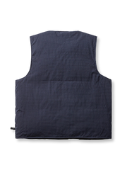 製品画像：90%ホワイトダックダウン使用のワークダウンベスト、優れた保温性と防水・防風・防汚加工が施され、厳しい寒さにも対応。シンプルで機能的なワーク風デザイン。

詳細画像：防水・防風・防汚加工のディテール、ダウンの詰め物と外側の耐摩耗性ポリエステル素材、暖かさを保ちながらスリムなシルエットを提供。