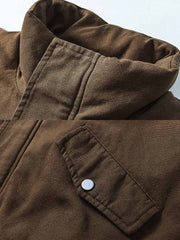 製品画像
"改良型 M51 スタンドカラー ワーク 中綿ジャケット、1950年代の米軍冬季制服を基にした現代的な改良型、ヴィンテージ感のある水洗い処理と自然な色あせ、加厚設計で防寒性と耐久性を強化"

詳細画像
"M51スタイルの改良型ワークジャケット、精緻な水洗い処理でヴィンテージ感のある外観、スタンドカラーで防寒性を高め、加厚設計とゆったりシルエットで快適な着心地を提供、大きなポケットとシンプルなボタンが特徴"