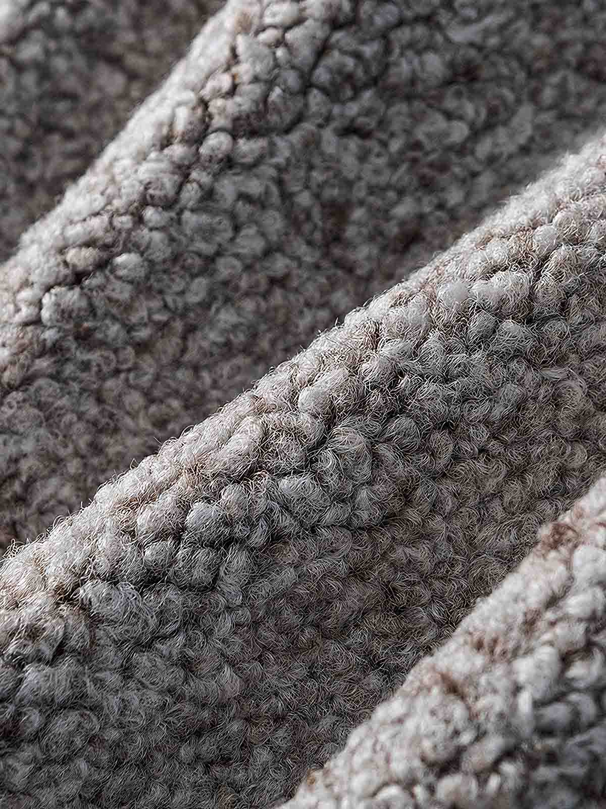 製品画像: レトロなデニムジャケットのシルエットと柔らかなシープスキン素材を組み合わせた中綿ジャケットの正面全景。厚手のシープスキン素材が暖かさとファッション性を兼ね備え、秋冬のカジュアルスタイルに最適。

詳細画像: 胸元のボタン付きポケットとシープスキン素材のディテールが際立つ中綿ジャケット。視覚的な深みを与えるシープスキンの質感と、実用的な収納機能を持つボタン付きポケットが特徴。