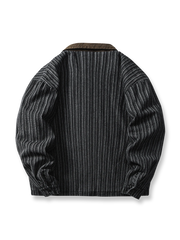 製品画像: バイカラーコーデュロイ襟ストライプデニムデトロイトジャケット。ヴィンテージ風デザインのデニムジャケットに、バイカラーコーデュロイ襟とファー裏地を組み合わせ、暖かさとスタイリッシュさを提供。

詳細画像: バイカラーコーデュロイ襟のディテールと斜めに配置された前襟のポケット。デニム生地とファー裏地の質感が際立つデザイン。